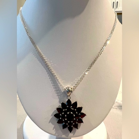 Sterling 13.50 Ct tw Garnet Cluster pendant w/18” magnetic clasp chain. - Picture 1 of 9